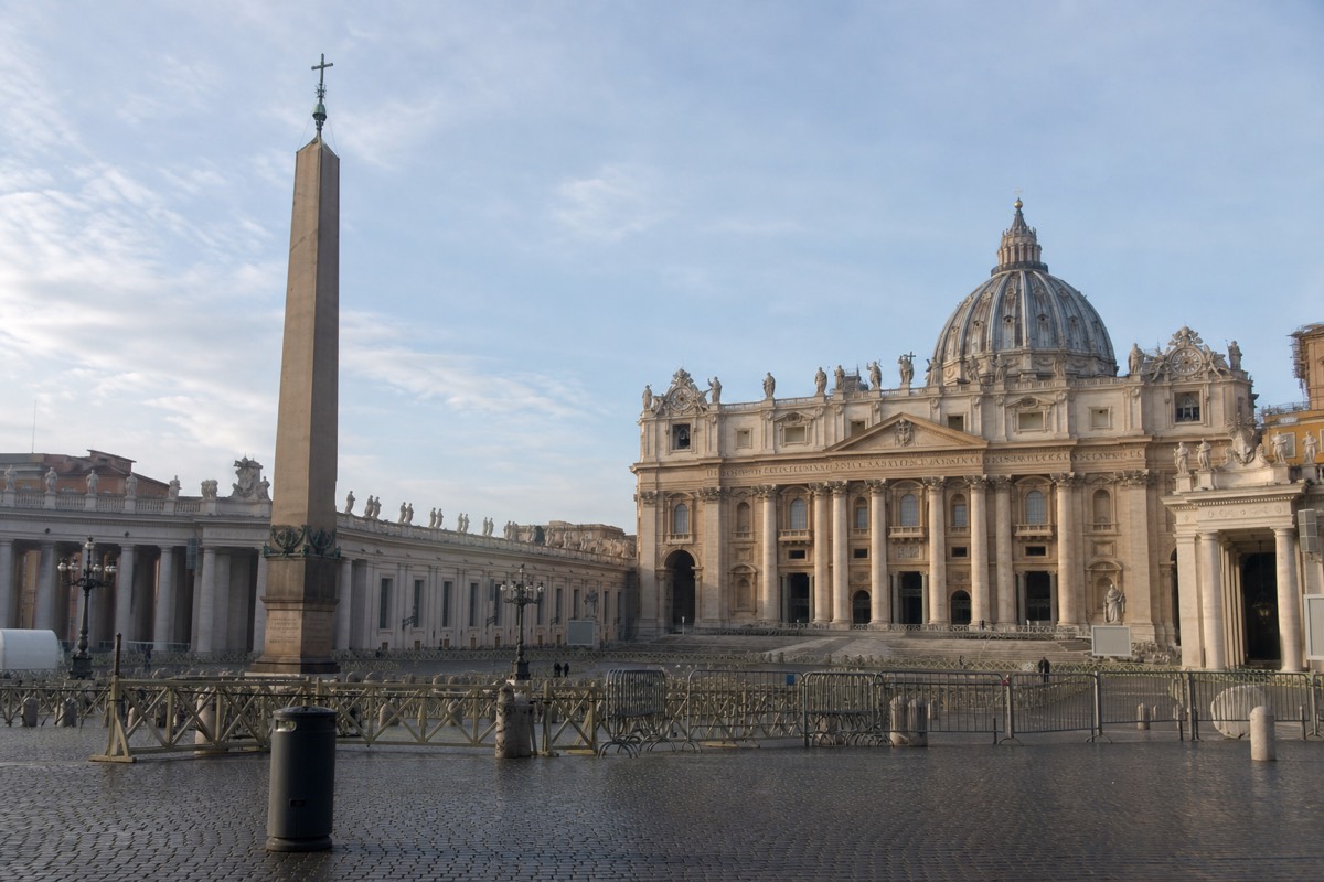 Vatican tickets let visitors see St Peter's Square and its colonnade under a clear sky